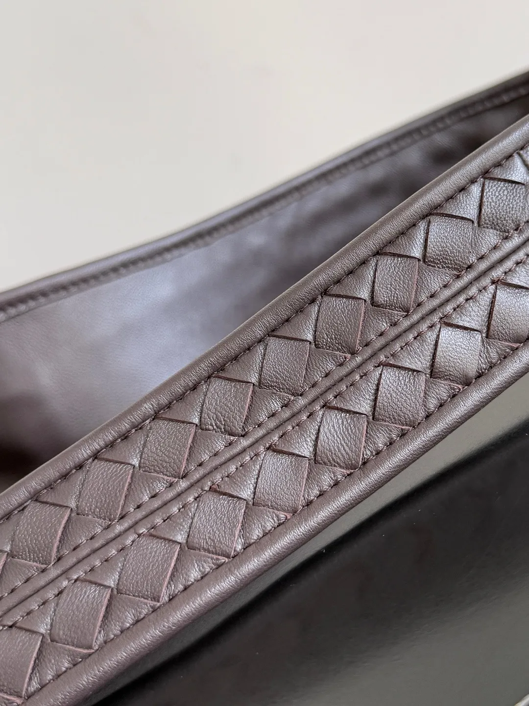 Batch 2480 BOTTEGA VENETA 2025 new men's medium Veneto crossbody bag is made of lambskin, elegantly extends to the strap, fits perfectly on the upper body, and the light and neat shape is suitable for all your choices for business, travel or daily life. Top zipper, interior two compartments, extra-large capacity. The classic Veneta shape has been redesigned and turned into a bag that can be worn cross-body, simple yet stylish. Although it is designed as a men’s bag, it is also very suitable for girls to carry! The back is so handsome🕶! More aura ~ The shoulder straps are reasonably designed, making it comfortable and stylish to carry cross-body. The bag has a practical capacity and can easily fit your daily needs~ Whether it is paired with casual wear for going out on the street or with formal wear for commuting, put it on and your fashion sense will rise in a straight line📈! Style number: 826877 Size: 38*24*2cm